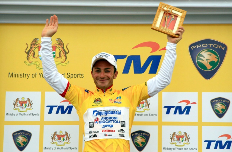 El ciclista italiano Mattia Gavazzi celebra la victoria en la primera etapa del Tour de Langkawi, en Senawang (Malasia) el 9 de febrero de 2009 / AFP / Hazrin Yeob Men Shah