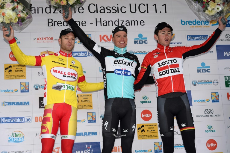 (Desde Izq.) El belga Antoine Demoitie, del equipo de Valonia Bruselas, Bélgica, Gianni Meersman del Ettix - Quick-Step y su compatriota Tiesj Benoot, de Lotto - Soudal, celebran en el podio el 20 de marzo de 2015, tras la 'Handzame clássic' en Handzame, Kortemark. / AFP / DAVID STOCKMAN