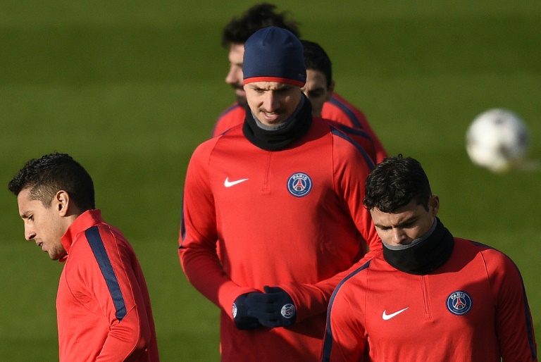 El defensa brasileño Marquinhos (I), el delantero sueco Zlatan Ibrahimovic y el defensa brasileño Thiago Silva (D) participan de un entrenamiento del París St. Germain el 15 de febrero de 2016 en Saint-Germain-en-Laye, oeste de Paris, en la víspera del partido contra el Chelsea por los octavos de final de la Liga de Campeones de Europa / AFP / FRANCK FIFE