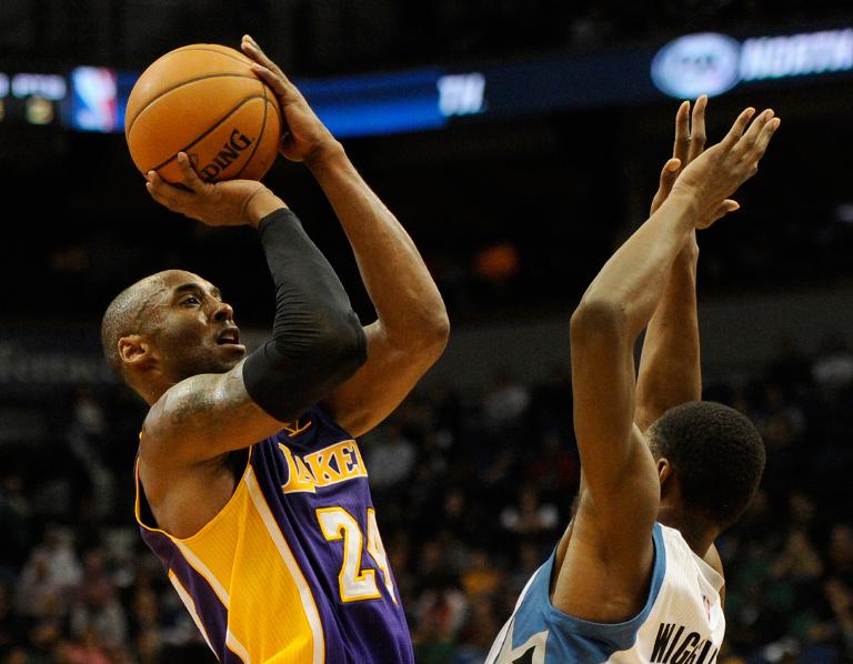 Kobe Bryant, de Los Angeles Lakers, lanza a canasta ante la marca de Andrew Wiggins, de los Timberwolves, en un partido de la NBA el 14 de diciembre de 2014 en Mineápolis (EEUU) / AFP / Hannah Foslien
