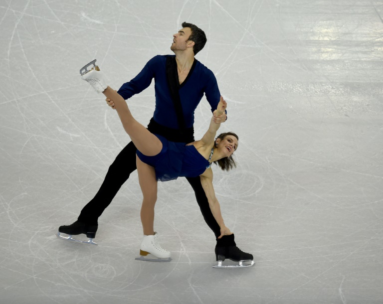 Los canadienses Meagan Duhamel y Eric Radford realizan su ejercicio del programa libre en la modalidad de figura en el Campeonato del Mundo de Patinaje Artístico, el 2 de abril de 2016 en Boston (EEUU) / AFP / Timothy A. Clary