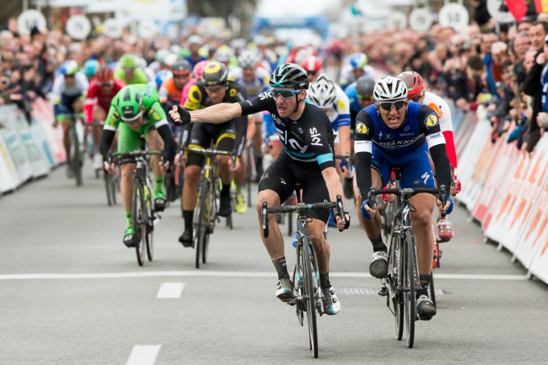 El ciclista italiano Elia Viviani (c) se impone en la segunda etapa de los Tres Días de La Panne, en Koksijde (Bélgica), el 30 de marzo de 2016 / AFP / Kristof Van Accom