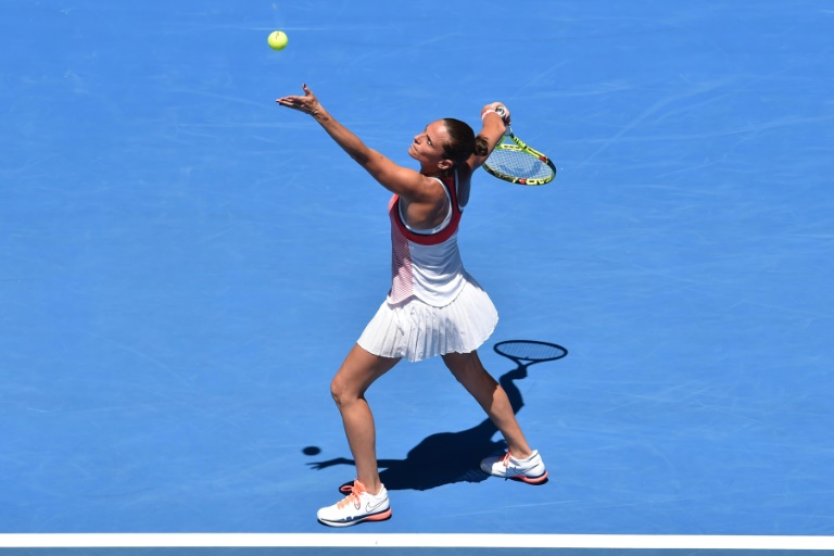 La tenista italiana Roberta Vinci sirve ante la estadounidense Irina Falconi en un partido del Abierto de Australia, el 20 de enero de 2016 en Melbourne / AFP / Saeed Khan