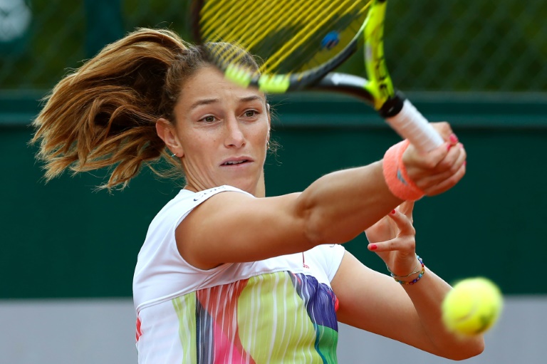 La colombiana Mariana Duque-Marino devuelve la pelota a la australiana Daria Gavrilova, en partido de la primera ronda de Roland Garros jugado el 24 de mayo de 2016 en París / AFP / Thomas SAMSON