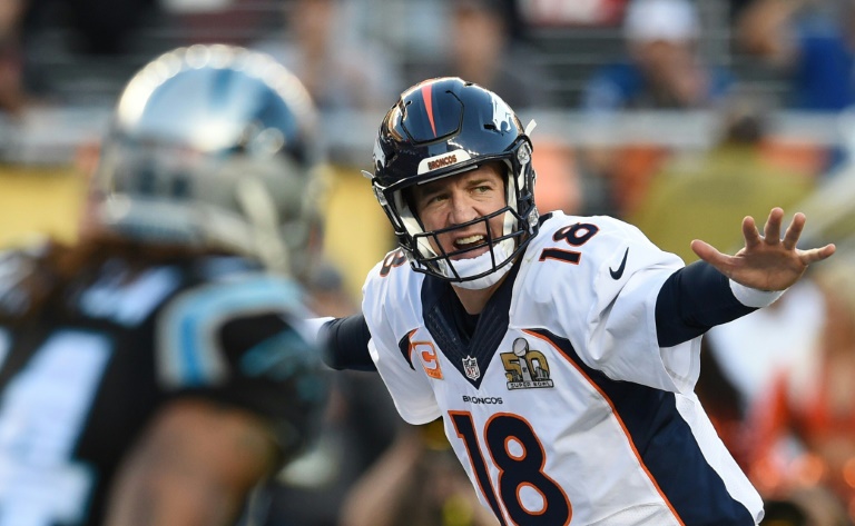 El mariscal de campo Peyton Manning, de los Denver Broncos, ordena a su equipo durante el Super Bowl 50 jugado en Santa Clara, California, el 7 de febrero de 2016. / AFP / TIMOTHY A. CLARY