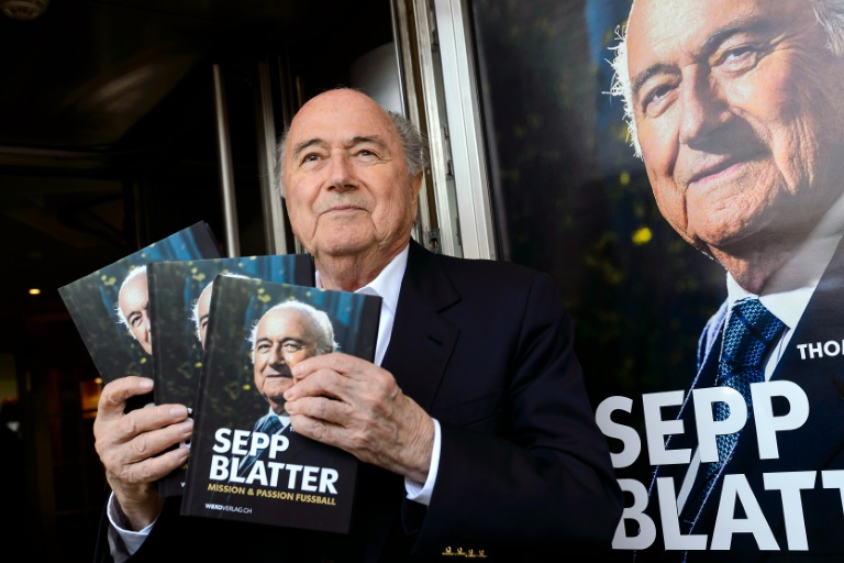 El expresidente de la FIFA, Joseph Blatter posa con unos ejemplares de su biografía durante la presentación del libro en Zúrich, el 21 de abril de 2016. El libro titulado 'Sepp Blatter: Mission & Passion Fussball', está escrito por Thomas Renggli / AFP / Fabrice Coffrini