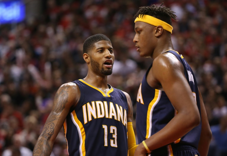 Paul George (I) y Myles Turner, de los Indiana Pacers, durante el encuentro con los Toronto Raptors en los playoffs de la Conferencia Este, el 16 de abril en el Air Canada Centre de Toronto / AFP / Tom Szczerbowski