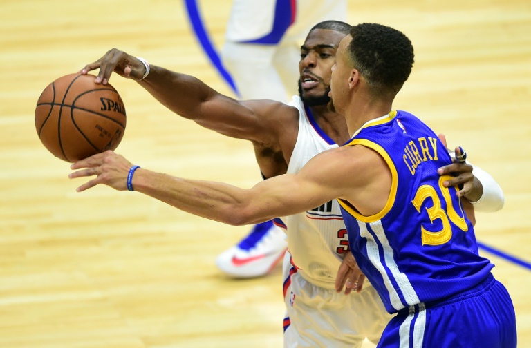 Chris Paul de Los Angeles Clippers, disputa el balón con Steph Curry (30) de los Golden State Warriors, en partido de la NBA jugado en Los Angeles el 19 de noviembre de 2015 / AFP / FREDERIC J. BROWN