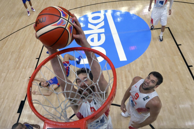 El español Pau Gasol (c) puntúa para España durante la semifinal del Eurobasket contra Francia el 17 de septiembre de 2015 en la ciudad francesa de Lille / AFP / Emmanuel Dunand