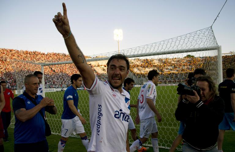 El astro Álvaro Recoba celebra el triunfo de Nacional ante Peñarol en el clásico del fútbol uruguayo, en el estadio Centenario de Montevideo, el 9 de noviembre de 2014 / AFP / Pablo Porciuncula