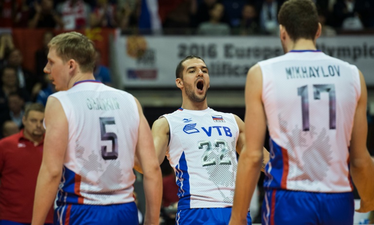 El ruso Alexander Markin celebra un punto en la final del preolímpico de voleibol masculino entre Rusia y Francia en Berlín el 10 de enero de 2016 / AFP / John MACDOUGALL