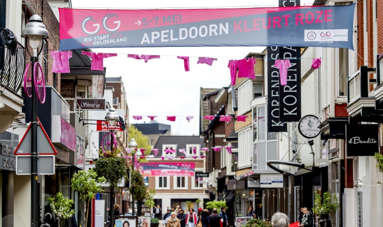 Carteles publicitarios del Giro de Italia en la ciudad holandesa de Apeldoorn el 29 de abril de 2016 / AFP / Koen van Weel
