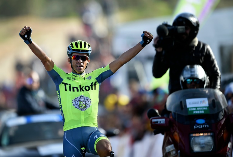 El ciclista español Alberto Contador celebra su victoria en la quinta y última etapa de la Vuelta al Algarve, en Alto do Malhao, cerca de Loulé, el 21 de febrero de 2016, en el sur de Portugal / AFP / Francisco Leong