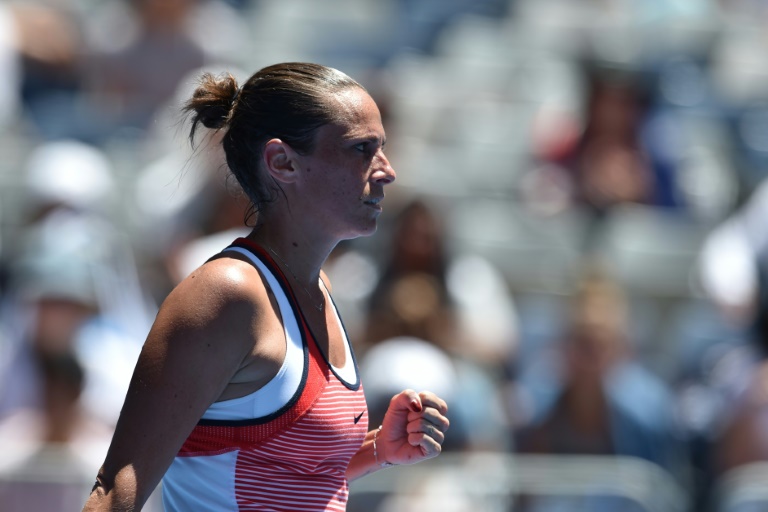 La italiana Roberta Vinci celebra un punto ganado contra la estadounidense Irina Falconi en partido del Abierto de Australia de 2016, jugado en Melbourne el 20 de enero de 2016 / AFP / SAEED KHAN