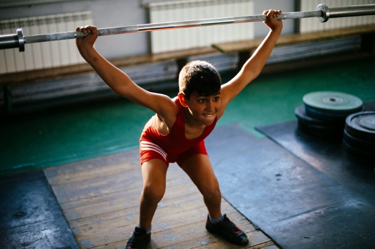 Un joven atleta levanta pesas durante un entrenamiento el 31 de marzo de 2016 en Asenovgrad, en Bulgaria / AFP / Dimitar Dilkoff