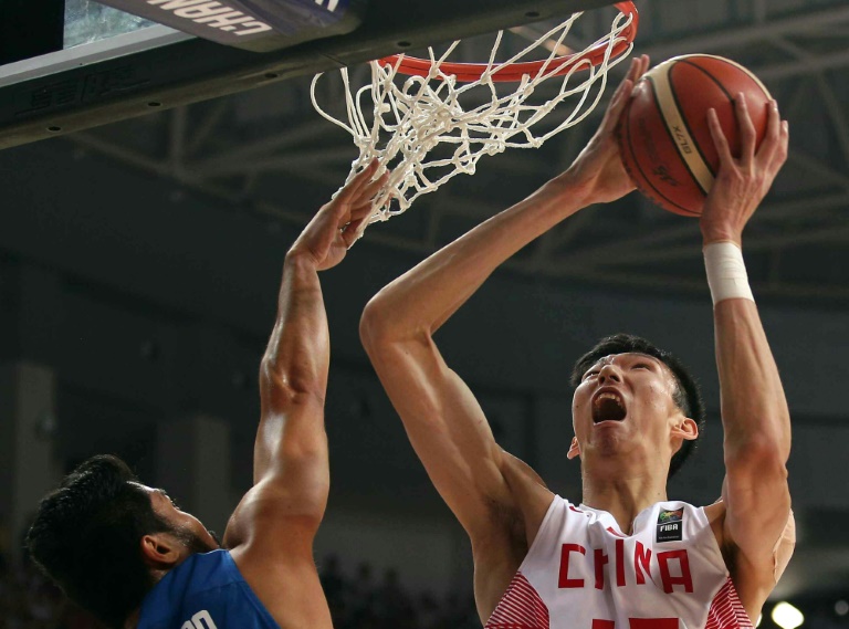 El baloncestista chino Zhou Qi trata de encestar durante la final del campeonato de Asia contra Filipinas, el 3 de octubre de 2015 en Changsha, China / AFP / STR
