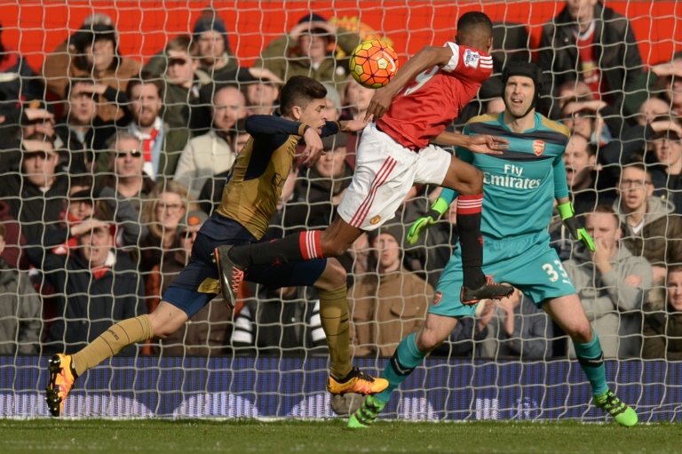 El juvenil Marcus Rashford cabecea para anotar en la portería del Arsenal su segundo gol en la victoria 3-2 del Manchester United, en su estadio Old Trafford, por la Premier League el 28 de febrero de 2016 / AFP / OLI SCARFF