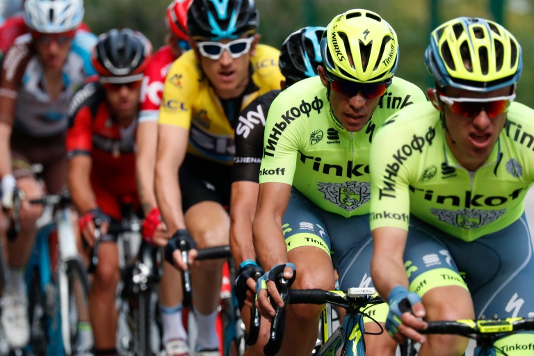 El ciclista español Alberto Contador (2ºD) compite durante la séptima etapa de la 74ª edición de la prueba ciclista París-Niza, el 13 de marzo de 2016 / AFP / KENZO TRIBOUILLARD