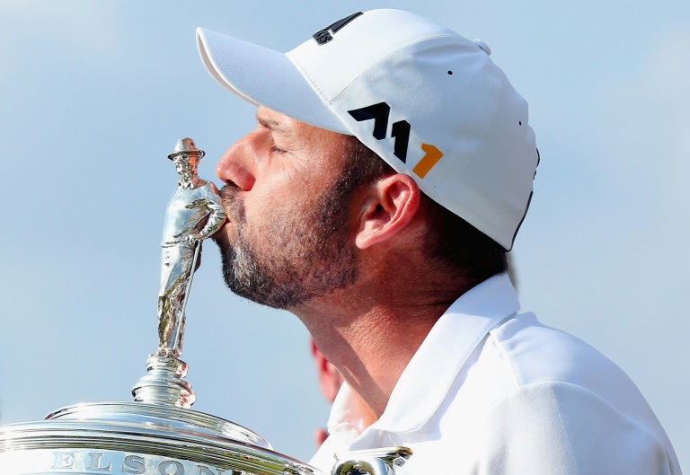 El golfista español Sergio García festeja su primera victoria en el Tour de la PGA desde 2012, al ganar el Campeonato Byron Nelson en Irving, Texas (sur de EEUU), el 22 de mayo de 2016 / AFP / Tom Pennington