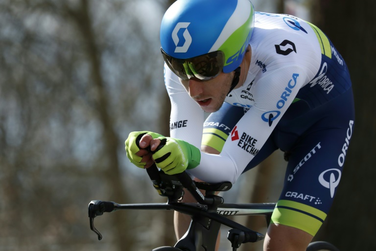 El ciclista británico Simon Yates durante una contrarreloj en Conflans-Sainte-Honorine, Francia, el 6 de marzo de 2016 durante la París-Niza / AFP / Kenzo Tribouillard