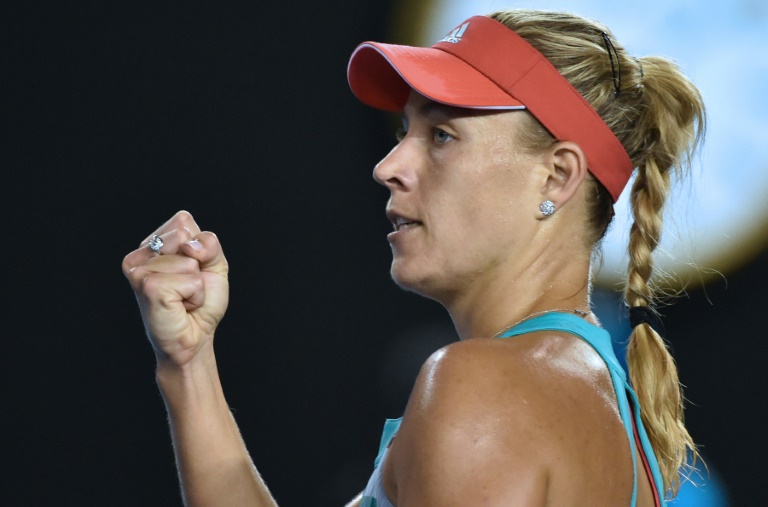 La tenista alemana Angelique Kerber juega contra la estadounidense Serena Williams la final del Abierto de Australia el 30 de enero de 2016 en Melbourne / AFP / Saeed Khan