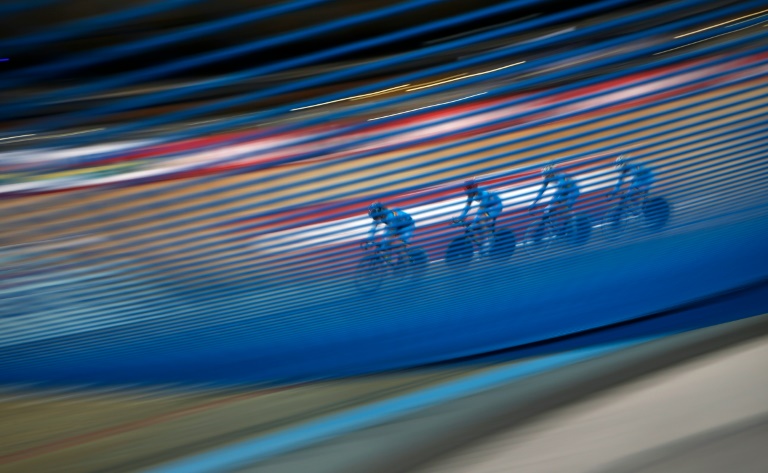 Ciclistas de Bélgica entrenan en la pista del Lee Valley VeloPark, en Londres el 1 de marzo de 2016 de cara al Mundial de ciclismo en pista que se disputa desde el 2 al 6 de marzo de 2016 / AFP / ADRIAN DENNIS