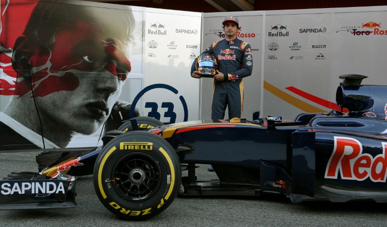 El piloto español de la escudería Toro Rosso presenta su nuevo monoplaza STR11 el 1 de marzo de 2016 en el Circuit de Catalunya, en Montmeló, a las afueras de Barcelona / AFP / Lluís Gené