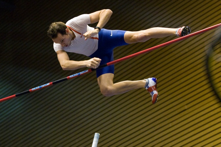 El francés Renaud Lavillenie gana el All Star de pértiga en Francia, el 21 de febrero de 2016 en Clermont-Ferrand / AFP / Thierry Zoccolan