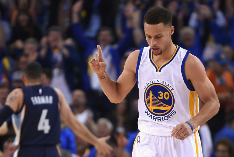El base Stephen Curry, durante el partido de la NBA entre los Golden State Warriors y los Memphis Grizzlies, el miércoles 13 de abril en Oakland (EEUU) / AFP / Thearon W. Henderson