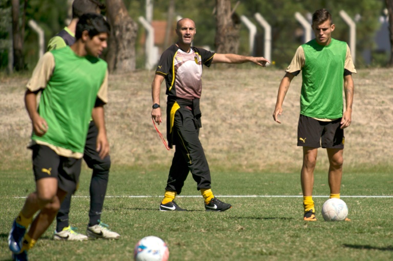 El excapitán de la selección uruguaya y figura de la Juventus de Italia Paolo Montero dirige un entrenamiento de divisiones menores del club uruguayo Peñarol en Solymar, Canelones, el 11 de marzo de 2014 / AFP / Pablo Porciúncula