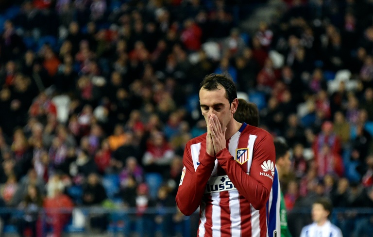 El defensa uruguayo del Atlético de Madrid, Diego Godín, se lamenta ante la Real Sociedad, el 1 de marzo de 2016, en el estadio Vicente Calderón, en Madrid / AFP / GERARD JULIEN