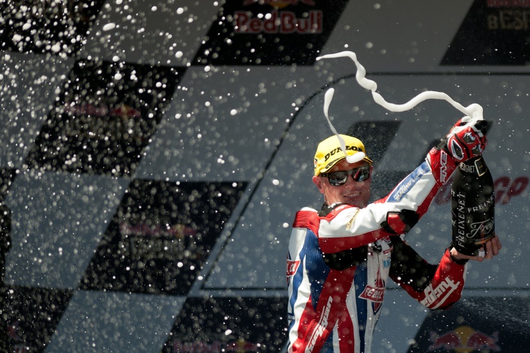 Sam Lowes celebra su victoria en el Gran Premio de España de Moto2 con una botella de cava, este domingo 24 de abril en el podio del circuito de Jerez de la Frontera / AFP / Jorge Guerrero