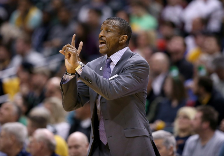 Dwane Casey, entrenador de los Toronto Raptors, da instrucciones a sus jugadores durante un partido de la NBA contra los Indiana Pacers jugado el 17 de marzo de 2016 en Indianápolis (EEUU) / AFP / Andy Lyons