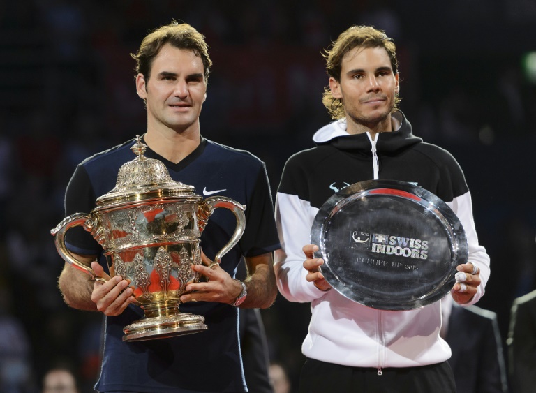 El tenista suizo Roger Federer (izda) posa junto al español Rafael Nadal con su título del torneo de Basilea, en Suiza, el 1 de noviembre de 2015 / AFP / Fabrice Coffrini