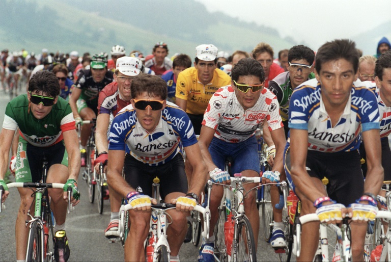 Gianni Bugno (i), Pedro Delgado (c) y Claudio Chiappucci (d) el 24 de julio de 1991 en Avoriaz durante el 78 Tour de France / AFP / Pascal Pavani