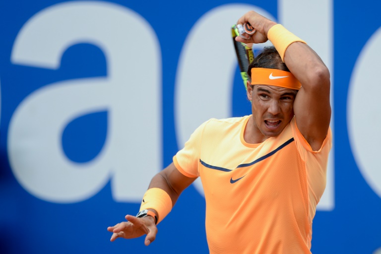 El tenista español Rafael Nadal devuelve la pelota al español Albert Montañés durante el Abierto de Barcelona 'Conde de Godó', el 21 de abril de 2016 en Barcelona / AFP / Josep Lago