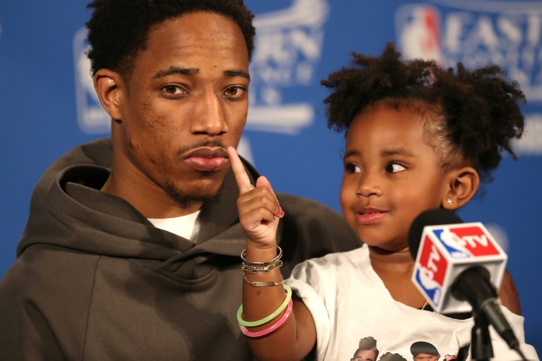 DeMar DeRozan, de los Toronto Raptors, habla ante la prensa con su huja Diar en brazos sobre la victoria sobre los Cleveland Cavaliers en el cuarto partido de la final de la Conferencia Este de la NBA, el 23 de mayo de 2016 en Canadá / AFP / Tom Szczerbowski