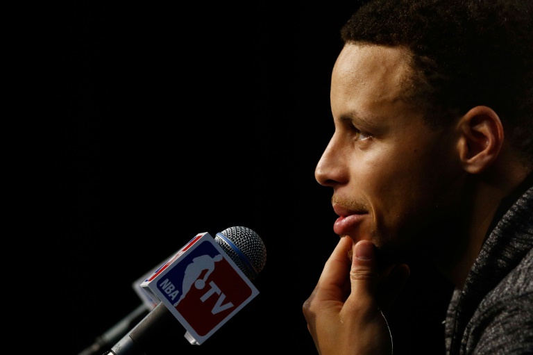 Stephen Curry, de los Golden State Warriors, habla con la prensa tras el tercer partido de la final de la Conferencia Oeste de la NBA contra los locales Oklahoma City Thunder el 22 de mayo de 2016 / AFP / J Pat Carter