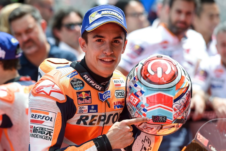 El piloto español Marc Márquez celebra su resultado tras una sesión de calificación de Moto GP el 4 de junio de 2016 en Montmeló, cerca de Barcelona / AFP / Josep Lago