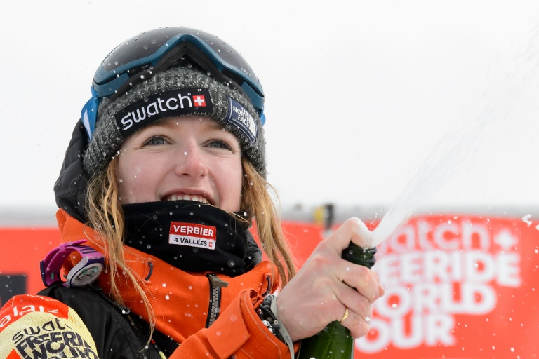 La suiza Estelle Balet, campeona del mundo de snowboard extremo Freeride World Tour, descorcha una botella tras imponerse en una prueba en Verbier (Suiza), el 2 de abril de 2016 / AFP / Fabrice Coffrini