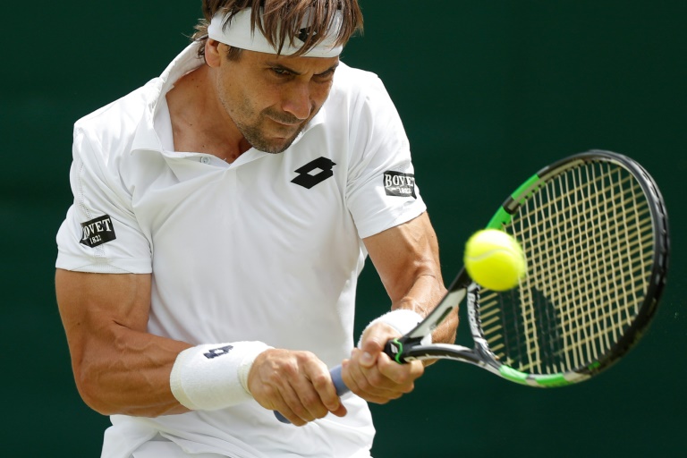 El tenista español David Ferrer golpea de revés durante un partido contra el francés Nicolas Mahut el 30 de junio de 2016 en Wimbledon, Londres / AFP / Adrian Dennis