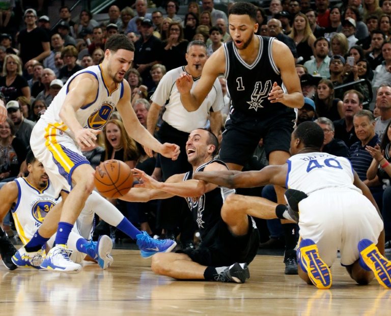 Manu Ginobili de los San Antonio Spurs y Harrison Barnes de los Golden State Warriors en un partido de la NBA en el AT&T Center el 10 de abril de 2016 en San Antonio Texas en Estaos Unidos / AFP / Ronald Cortes