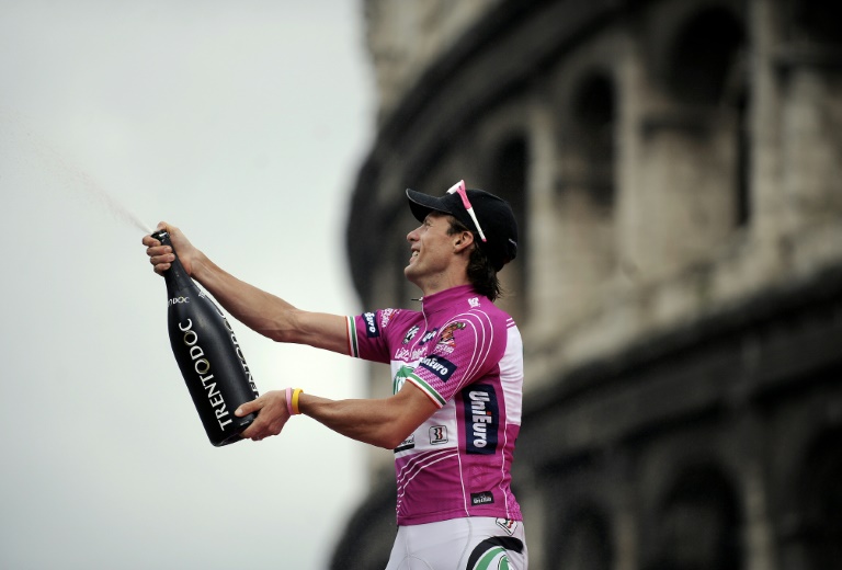 El ciclista italiano Danilo di Luca celebra su segunda posición en el Giro de Italia de 2009, el 31 de mayo de ese año ante el Coliseo de Roma / AFP / Filippo Monteforte