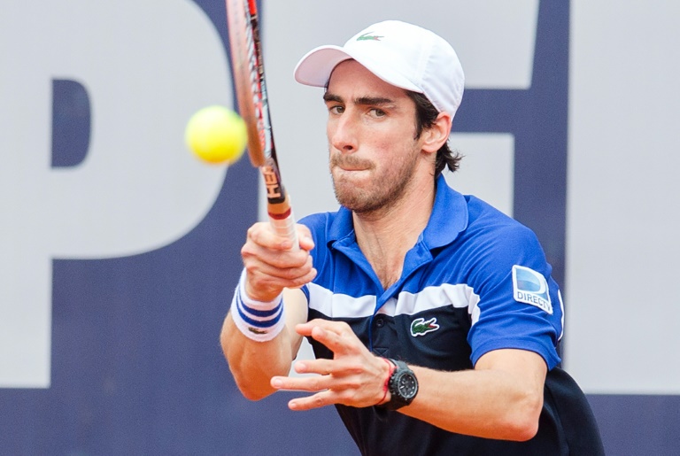 El tenista uruguayo Pablo Cuevas devuelve la pelota al argentino Renzo Olivo en partido semifinal del torneo ATP de Hamburgo, el 16 de julio de 2016 / AFP / Daniel Bockwoldt
