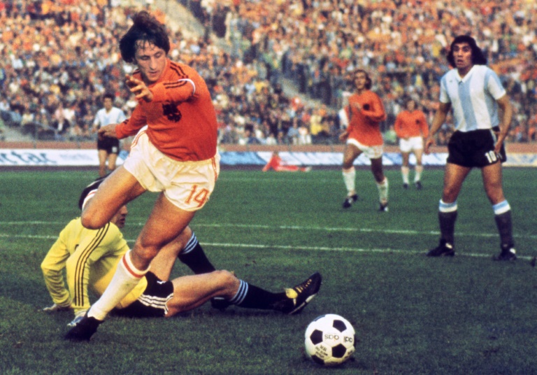 El futbolista holandés Johan Cruyff driblea al portero argentino Daniel Carnevali durante el partido de cuartos de final del Mundial de Alemania-1974, el 26 de junio en Gelsenkirchen / AFP / STF