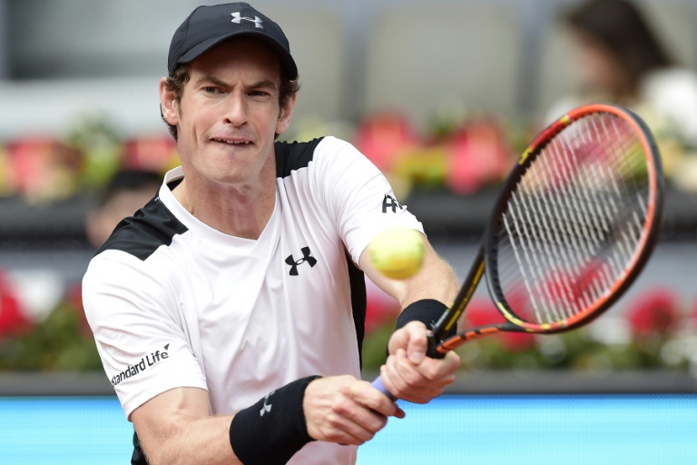 Andy Murray devuelve una bola de revés a Gilles Simon durante su partido en el torneo de Madrid, ester jueves 5 de mayo en la capital de España / AFP / Javier Soriano