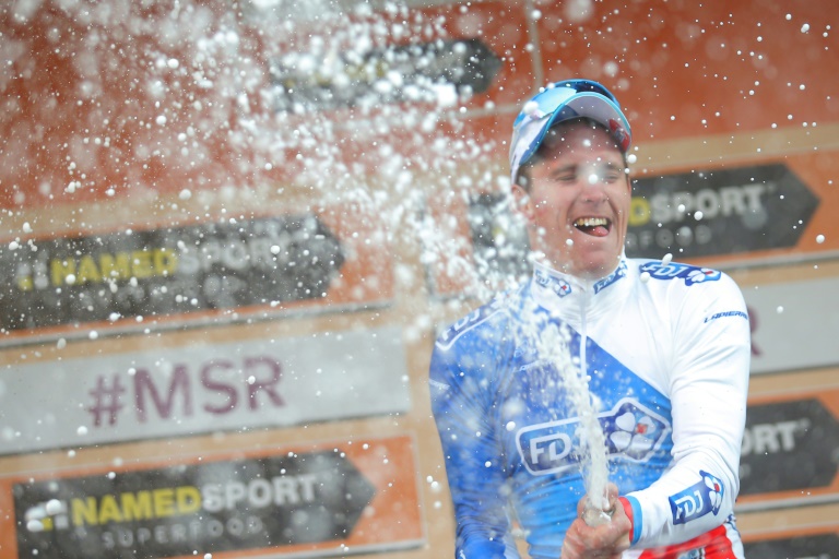 El ciclista francés del FDJ Arnaud Demare celebra su triunfo en la clásica Milán San Remo, el 19 de marzo de 2016, en San Remo / AFP / MARCO BERTORELLO